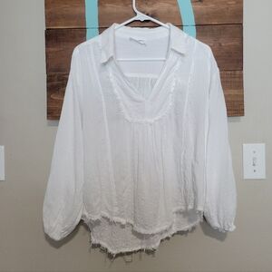Carly Jean Los Angeles White Textured Vneck Raw Hem Lightweight Blouse Medium